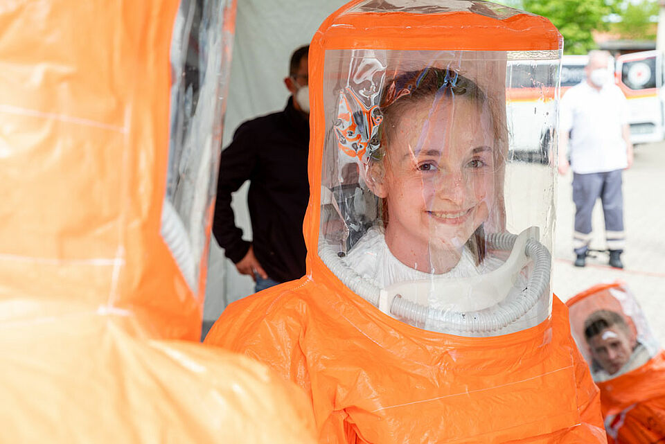 In den Schutzanzügen sind die Helfer*innen von der Umgebungsluft abgeschirmt und kommen so selbst nicht mit gefährlichen Stoffen in Berührung.  (Foto: Jonas Pröschel / BRK)
