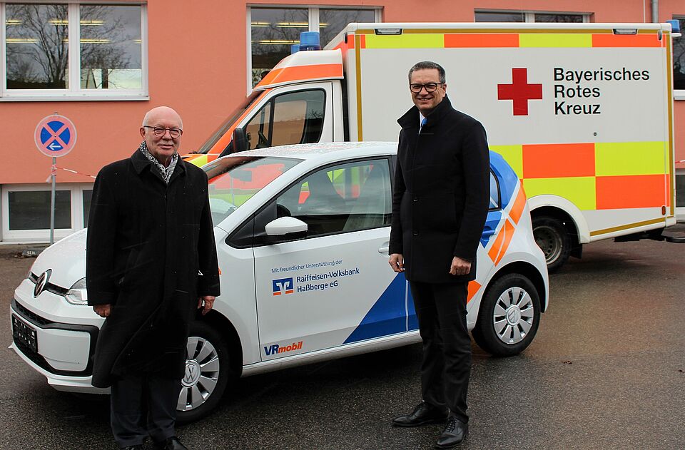 Zur Erfüllung seiner sozialen Aufgaben hat der BRK-Kreisverband Haßberge von der Raiffeisen-Volksbank Haßberge ein neues Fahrzeug als Spende erhalten. Vorstandsvorsitzender Reinhold Nastvogel (rechts) überreichte das Auto in Haßfurt an BRK-Kreisgeschäftsführer Dieter Greger (links).   Foto: Suzan Albert / BRK