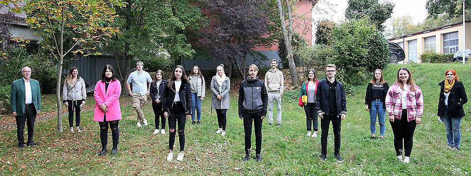 BRK-Kreisgeschäftsführer Dieter Greger (links) hat vor wenigen Tagen insgesamt 26 junge Frauen und Männer beim Roten Kreuz in den Haßbergen begrüßt, die hier ihre Ausbildung beginnen bzw. als Bundesfreiwilligendienstleistende tätig sind. (Foto: Michael Will / BRK)