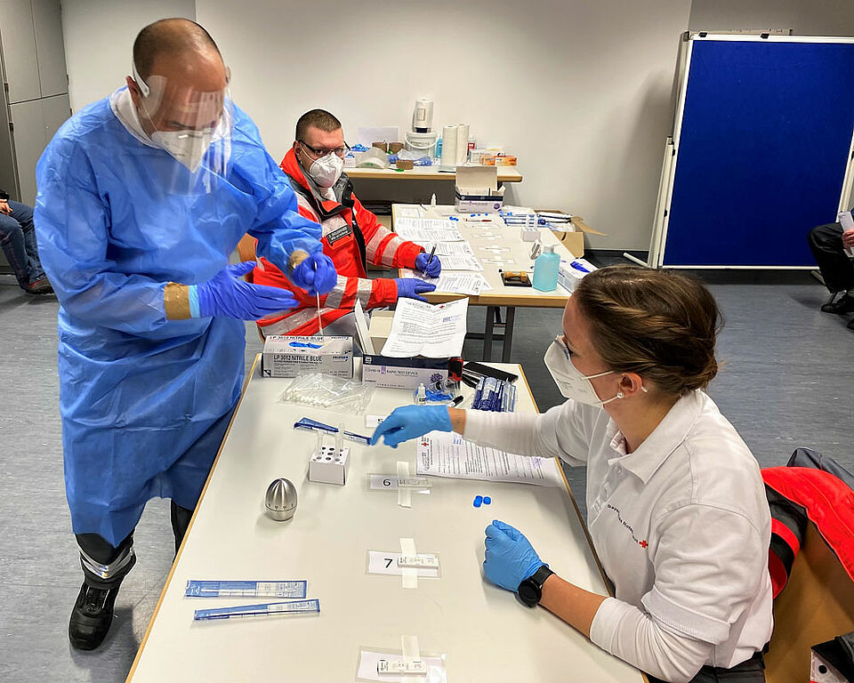 Ehrenamtliche Helfer*innen des BRK boten über Wochen hinweg Bürgern aus dem Landkreis in den Rotkreuzhäusern Ebern und Haßfurt die Möglichkeit zu Corona-Antigenschnelltests, damit diese ihre Liebsten in Pflegeeinrichtungen besuchen konnten.  (Foto: Michael Will / BRK)