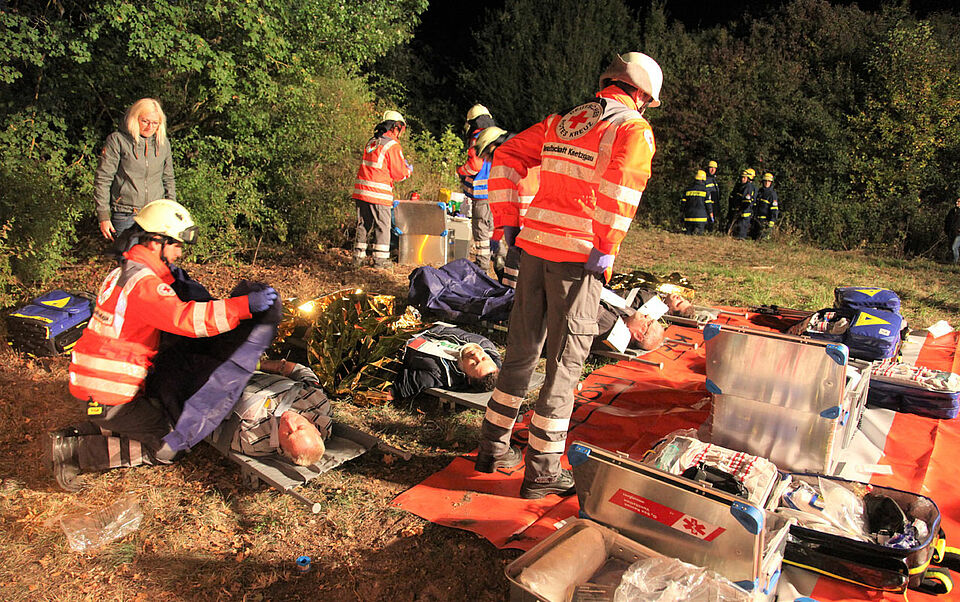 Mehrere hundert Helfer*innen nahmen an einer Katastrophenschutzübung an der Hetschingsmühle teil. Simuliert war ein Zusammenstoß zwischen einem Zug und mehreren Pkw, es gab mehrere Dutzend Verletzte.  (Foto: Michael Will / BRK)