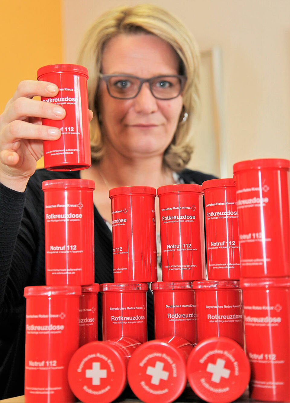 Ein kleiner roter Helfer mit womöglich großer Wirkung: Der BRK-Kreisverband hat aktuell 1000 Rotkreuzdosen für die Bürgerinnen und Bürger im Landkreis geordert. Simone Gilley von der Servicestelle Ehrenamt hofft darauf, dass die Rotkreuzdose von vielen Menschen genutzt wird (Foto: Michael Will / BRK)