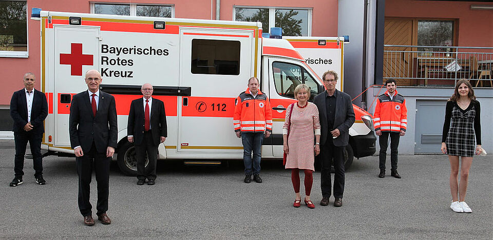 Bei der Wahl der BRK-Kreisvorstandschaft wurde als einziges neues Mitglied Dr. Arman Behdjati-Lindner (links) als 1. stellvertretender Vorsitzender in das Gremium gewählt. Ihm gratulierten Vorsitzender Wilhelm Schneider (2. von links) und Kreisgeschäftsführer Dieter Greger. An der Spitze der Kreisbereitschaft stehen Stefan Funck (4. von links) als Vorsitzender und als neuer stellvertretender KBL Rudi Hauck (2. von rechts). In der Gemeinschaft „Wohlfahrts- und Sozialarbeit“ sind die Eheleute Roswitha und Wilhelm Stuhlfelder (4. und 3. von rechts) als gleichberechtigte Vorsitzende gewählt worden, als Abwesenheitsvertreterin Katharina Volk (rechts). (Foto: Michael Will / BRK)