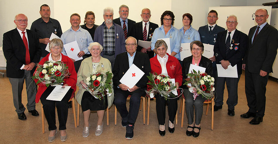 Für jahrzehntelanges Engagement beim BRK, bei der DLRG und dem THW sind Frauen und Männer für ihre ehrenamtliche Arbeit mit dem staatlichen Ehrenzeichen am Bande ausgezeichnet worden. (Foto: Michael Will / BRK)