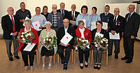 Für jahrzehntelanges Engagement beim BRK, bei der DLRG und dem THW sind Frauen und Männer für ihre ehrenamtliche Arbeit mit dem staatlichen Ehrenzeichen am Bande ausgezeichnet worden. (Foto: Michael Will / BRK)