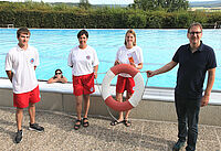 Ramona Schrapel (2. von rechts) und Anja Heinrich (2. von links) sind neue Rettungsschwimmerinnen bei der BRK-Wasserwacht-Ortsgruppe Ebern. Über das ehrenamtliche Engagement freuen sich Bürgermeister Wolfram Thein (rechts) und René Olke von der Wasserwacht, der die beiden ausgebildet hat. (Foto: Michael Will / BRK)