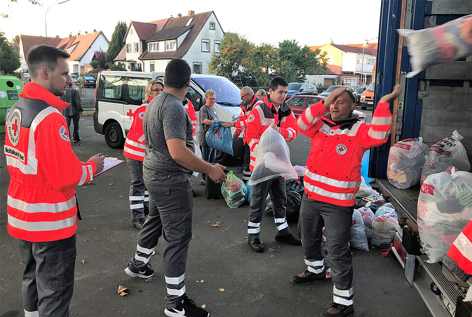 Jeder angelieferte Sack wird bei der Verladung akribisch gezählt. (Foto: Michael Will / BRK)