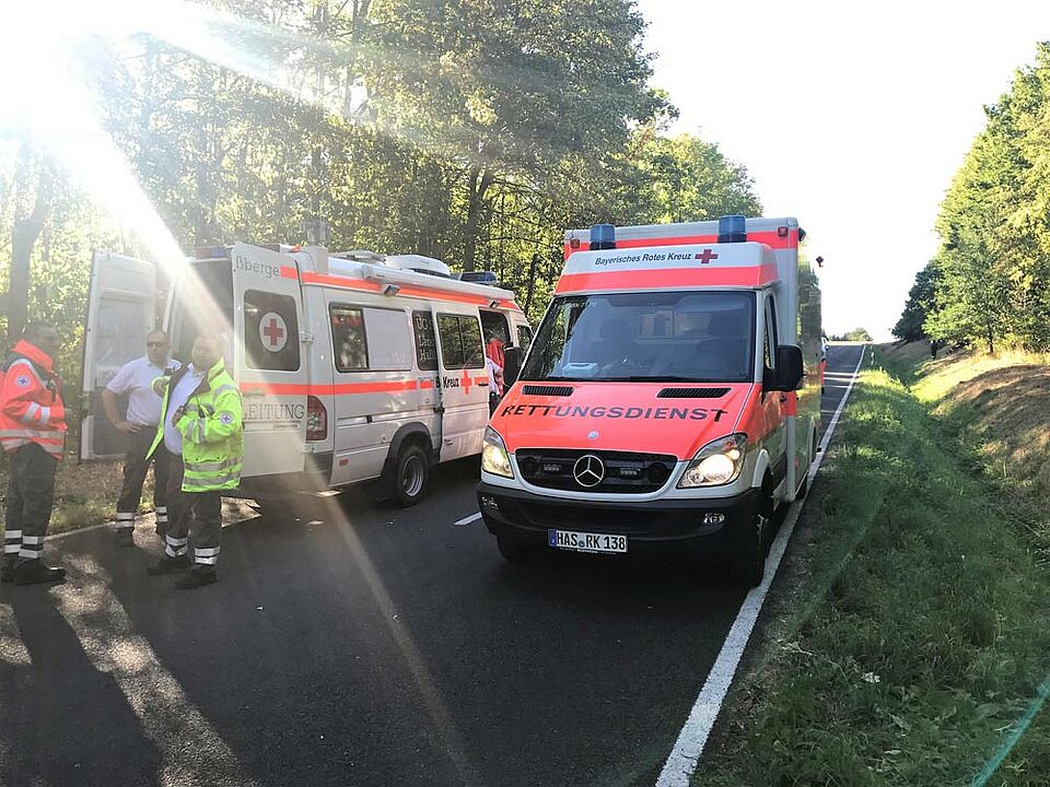 Bei dem Einsatz wurden zwei Feuerwehrmänner leicht verletzt. Sie wurden mit Rettungswagen und Krankentransportwagen ins Krankenhaus nach Ebern gebracht.