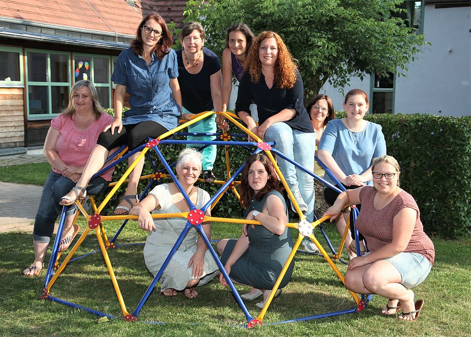 Das Team der BRK-Kita freut sich zusammen mit ihrer Leiterin Franziska Görtler (vorne, 2. von rechts) auf den „Tag der offenen Tür“ mit Sommerfest und Ausstellungseröffnung. (Foto: Michael Will / BRK)