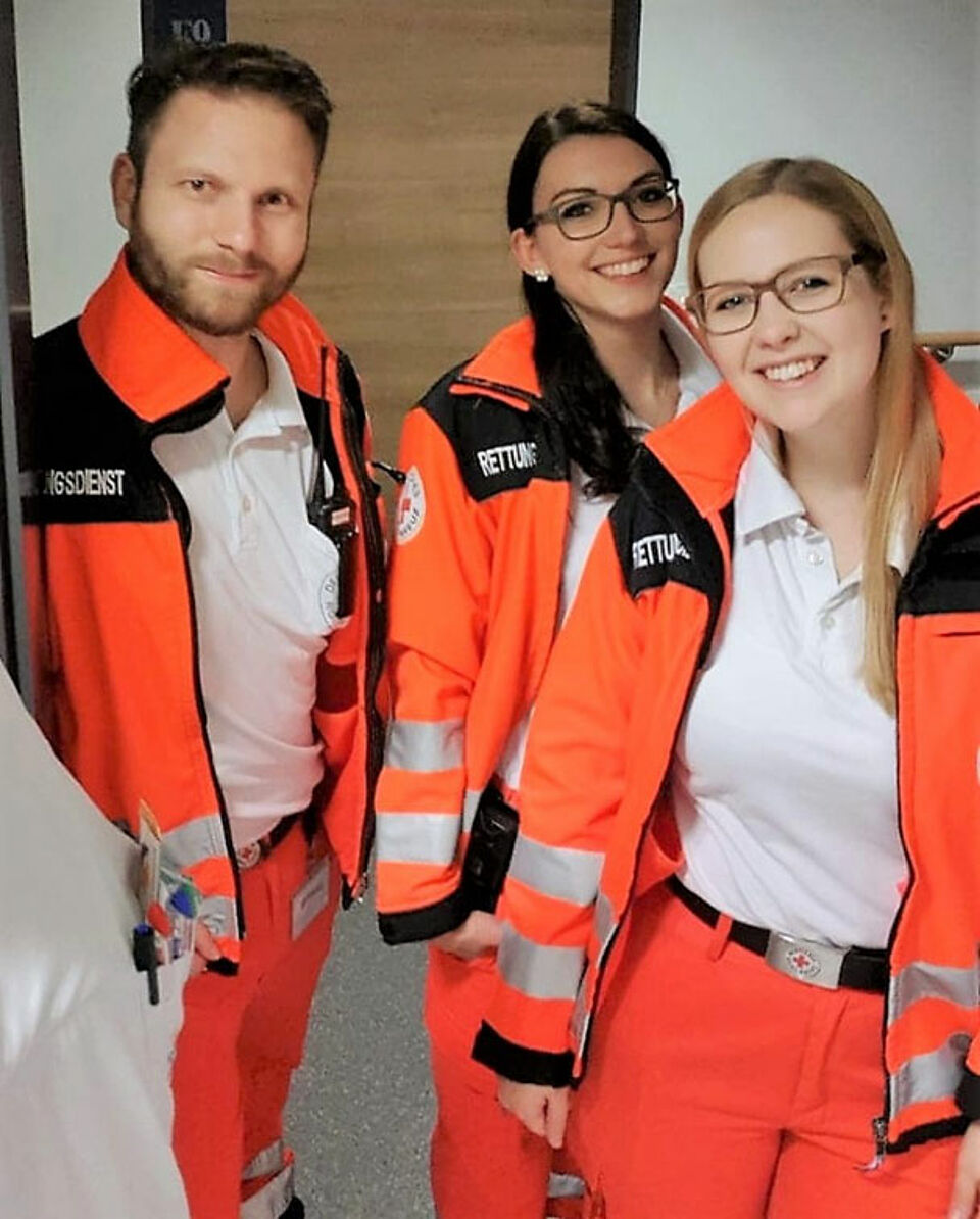 Für die Besatzung des Rettungswagens der BRK-Rettungswache Haßfurt begann das neue Jahr mit einem aufwändigen Einsatz in Knetzgau: Dort musste ein akut erkrankter Notfallpatient vom Rettungsteam und einer Notärztin medizinisch versorgt und anschließend mithilfe der Feuerwehr per Drehleiter aus dem vierstöckigen Gebäude gerettet werden. Zwischen den Einsätzen blieb für die Besatzung kurz Zeit für das erste Team-Foto im neuen Jahr. Es zeigt (von links) Notfallsanitäter Tobias Kneuer mit seinen beiden ehrenamtlichen Kolleginnen Eva Burger und Lisa Gollbach. Foto: Lisa Gollbach / BRK