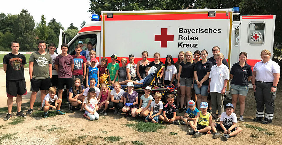 Mädchen und Jungen aus der Gemeinde Untermerzbach konnten bei einem von den BRK-Bereitschaften Memmelsdorf und Untermerzbach gestalteten Nachmittag einen Rettungswagen des Roten Kreuzes von der BRK-Rettungswache Ebern in Augenschein nehmen und bekamen allerhand interessante Informationen. (Foto: Michael Will)