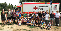 Mädchen und Jungen aus der Gemeinde Untermerzbach konnten bei einem von den BRK-Bereitschaften Memmelsdorf und Untermerzbach gestalteten Nachmittag einen Rettungswagen des Roten Kreuzes von der BRK-Rettungswache Ebern in Augenschein nehmen und bekamen allerhand interessante Informationen. (Foto: Michael Will)
