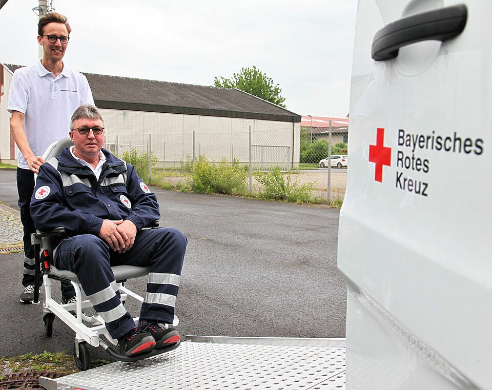 Jonas Weissenseel (links) beim Bayerischen Roten Kreuz als „Bufdi“ (Foto: Michael Will / BRK)