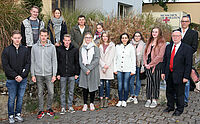 21 Auszubildende haben in diesen Wochen ihre Ausbildung beim Roten Kreuz in den Haßbergen angetreten. Sie wurden jetzt von BRK-Kreisgeschäftsführer Dieter Greger (2. von rechts) und Christian Tyralla (rechts), Leiter Soziale Dienste, beim BRK willkommen geheißen. Unser Bild zeigt die Azubis (hinten von links) Markus Düring, Julianna Herrmann, Lukas Conrad, Julia Köhler sowie (vorn von links) Jan Schneider, Julian Vetter, Patrick Stretz, Melissa Simon, Milena Popp, Wesam Alstiteh, Michelle Ott und Jamie Blackburn.                                                                                                            Foto: Michael Will / BRK