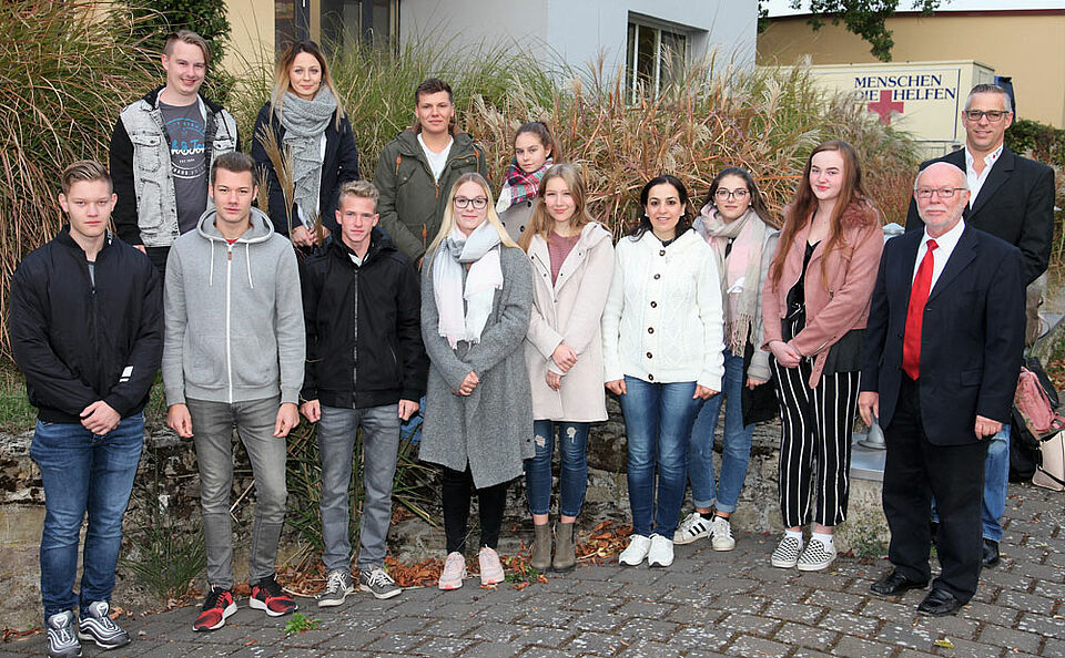 21 Auszubildende haben in diesen Wochen ihre Ausbildung beim Roten Kreuz in den Haßbergen angetreten. Sie wurden jetzt von BRK-Kreisgeschäftsführer Dieter Greger (2. von rechts) und Christian Tyralla (rechts), Leiter Soziale Dienste, beim BRK willkommen geheißen. Unser Bild zeigt die Azubis (hinten von links) Markus Düring, Julianna Herrmann, Lukas Conrad, Julia Köhler sowie (vorn von links) Jan Schneider, Julian Vetter, Patrick Stretz, Melissa Simon, Milena Popp, Wesam Alstiteh, Michelle Ott und Jamie Blackburn.                                                                                                            Foto: Michael Will / BRK
