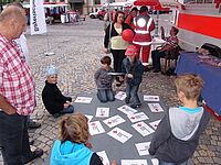 Mehrere Kinder spielen das Memory