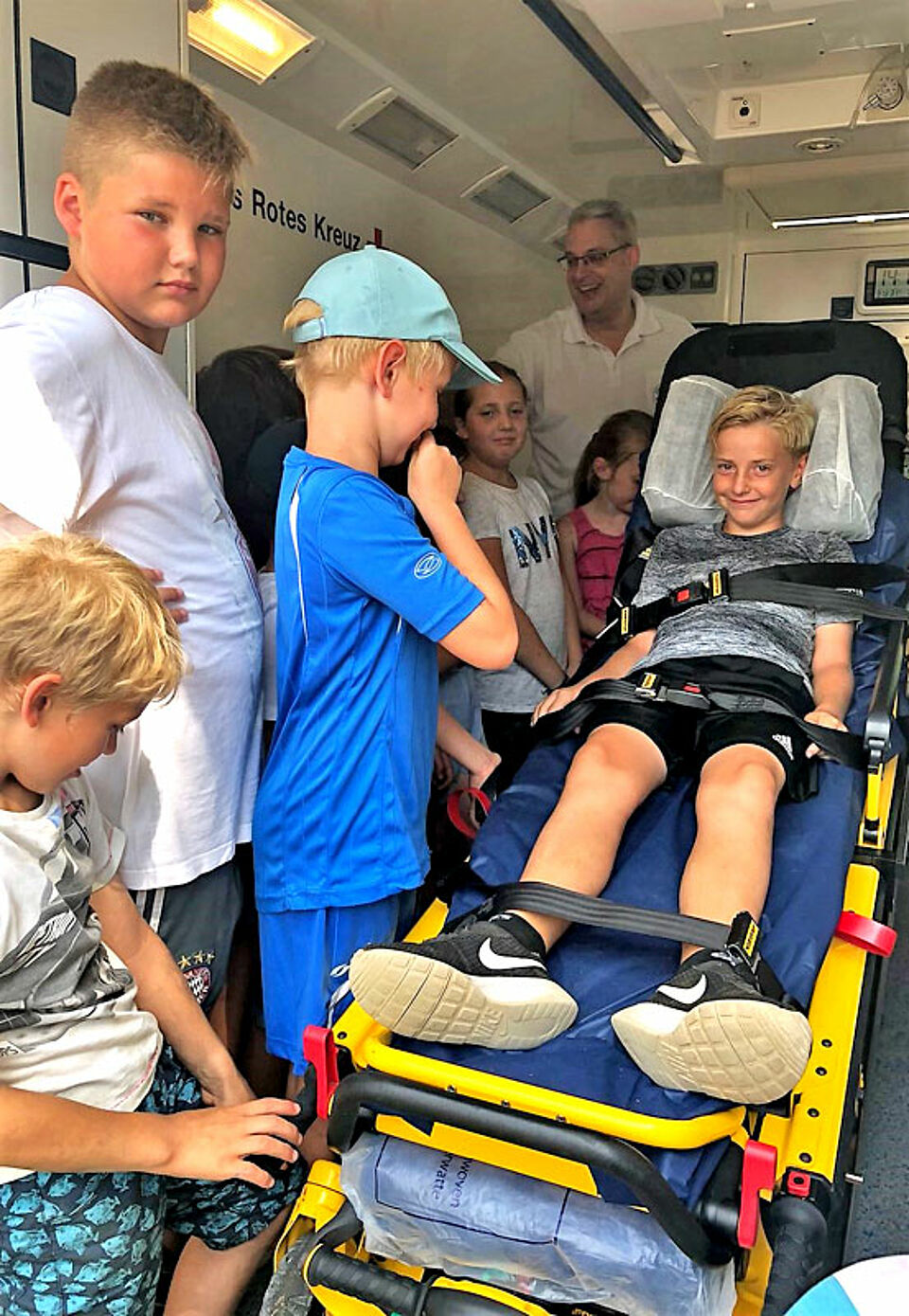 Die Kinder durften selbst einmal auf der fahrbaren Trage Platz nehmen und sich von anderen Kindern ein Stück weit fahren lassen. (Foto: Michael Will / BRK)