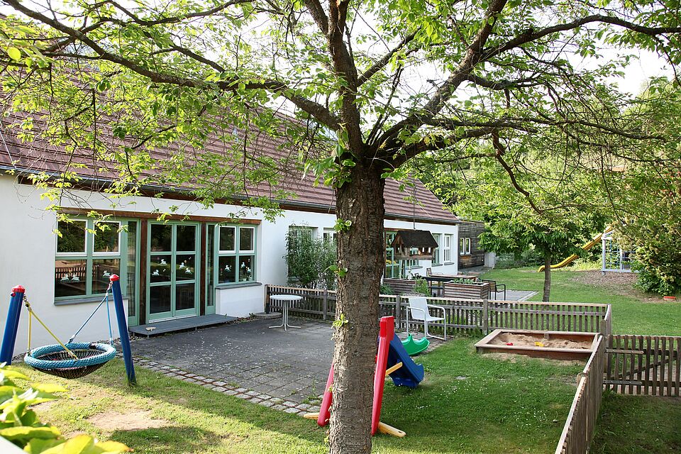 Im großen Außenbereich können die Kinder nach Herzenslust spielen. (Foto: Michael Will / BRK.)