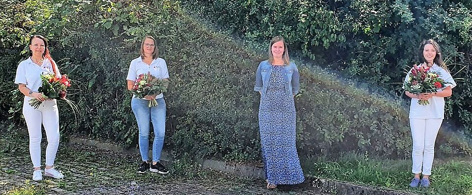 Pflegedienstleiterin Carina Küfner (2. von rechts) gratulierte den Absolventinnen Anna Schäflein (rechts), Verena Maisch (2. von links) und Kerstin Schäfer (links).  (Foto: Jessica Ott / BRK)