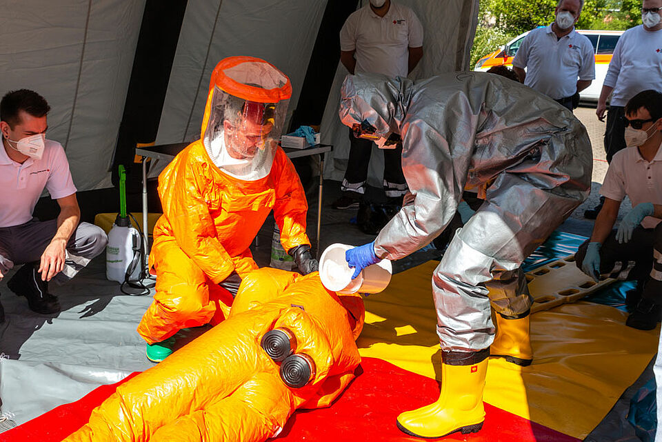Geübt wurde bei dem Fachlehrgang ebenso die Versorgung eigener Kollegen, die bei einem Zwischenfall verletzt werden können und dann ebenso dekontaminiert werden müssen. (Foto: Jonas Pröschel / BRK) 