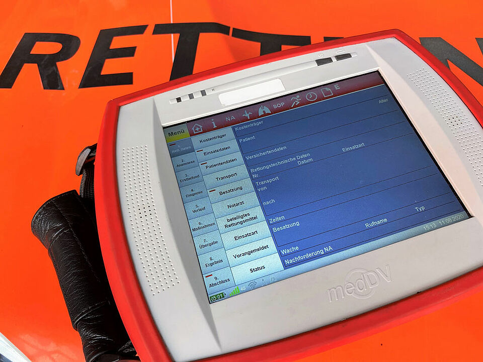 Mithilfe einer Klickstruktur können vom Rettungsdienstfachpersonal notwendige Daten und Informationen mit dem NIDA-Pad erfasst werden. (Foto: Michael Will / BRK)