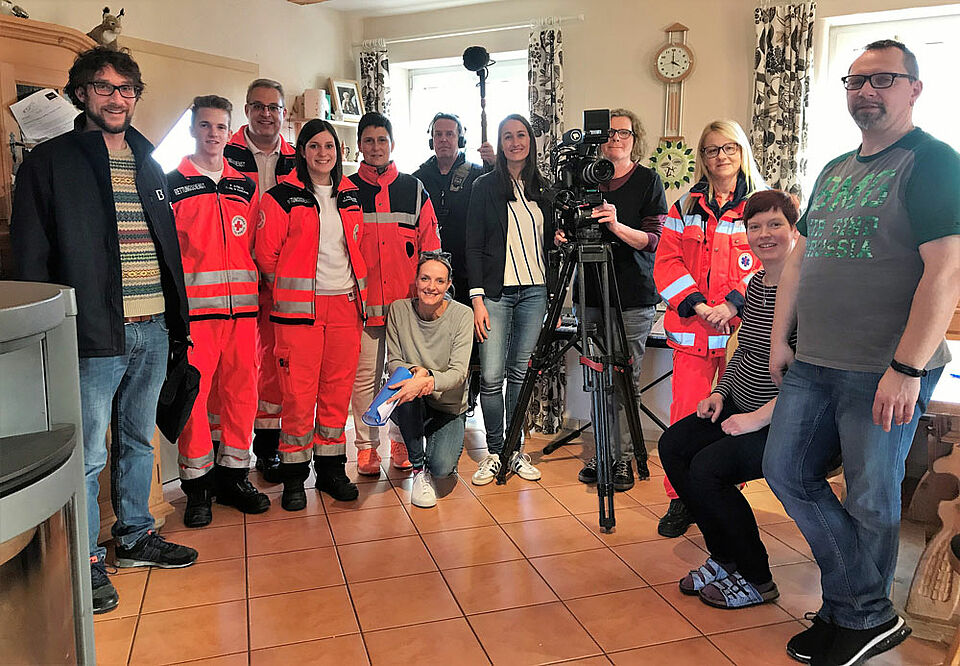 Ein Team des Bayerischen Fernsehens hat kürzlich zwei Tage lang in der Arztpraxis von Dr. Leonore Jahn in Maroldsweisach einen Beitrag über den Einsatz einer Versorgungsassistentin VERAH gedreht.  (Foto: Emilio Schneider/ privat)