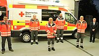 Das neue Mehrzweckfahrzeug „Information und Kommunikation“ (Hintergrund) wurde jetzt in Dienst gestellt. Zuvor haben Mitglieder der BRK-Bereitschaft Eltmann, bei der es stationiert ist, in rund 1150 Stunden ehrenamtlicher Arbeit umfangreichen Um- und Ausbauarbeiten daran vorgenommen. Über das Ergebnis freuen sich (von links): stellv. Kreisbereitschaftsleiter Dieter Kirstner, Kreisbereitschaftsleiter Stefan Funck, Thomas Behr, Michael Schwab und Christian Krämer (alle Bereitschaft Eltmann) sowie BRK-Kreisgeschäftsführer Dieter Greger. (Foto: Helmut Will)