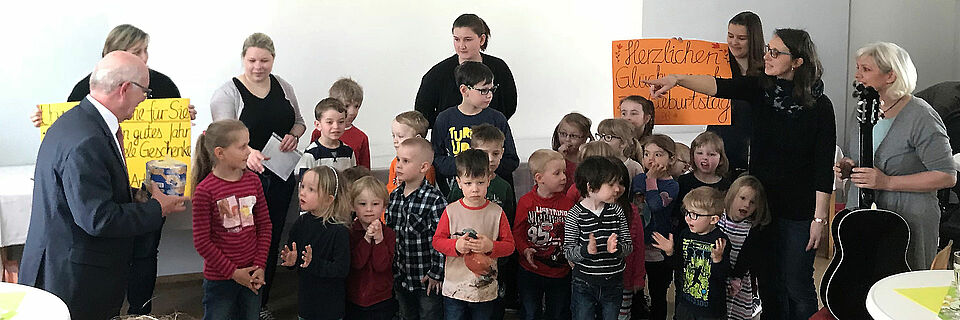 Die Kinder der KitaPlus Königsberg i.Bay. gratulieren Kreisgeschäftsführer Dieter Greger zum 60. Geburtstag (Foto: Michael Will / BRK)