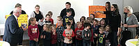 Die Kinder der KitaPlus Königsberg i.Bay. gratulieren Kreisgeschäftsführer Dieter Greger zum 60. Geburtstag (Foto: Michael Will / BRK)