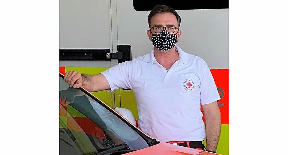 Die Sorge, das Virus mit nach Hause zu schleppen, will Rettungssanitäter Markus Hahn nicht leugnen. Er trägt auf der Rettungswache eine Mund-Nasen-Maske, so wie sie in allen Abteilungen beim BRK Pflicht ist, sofern der Mindestabstand im Arbeitsalltag nicht eingehalten werden kann. (Foto: Michael Will)