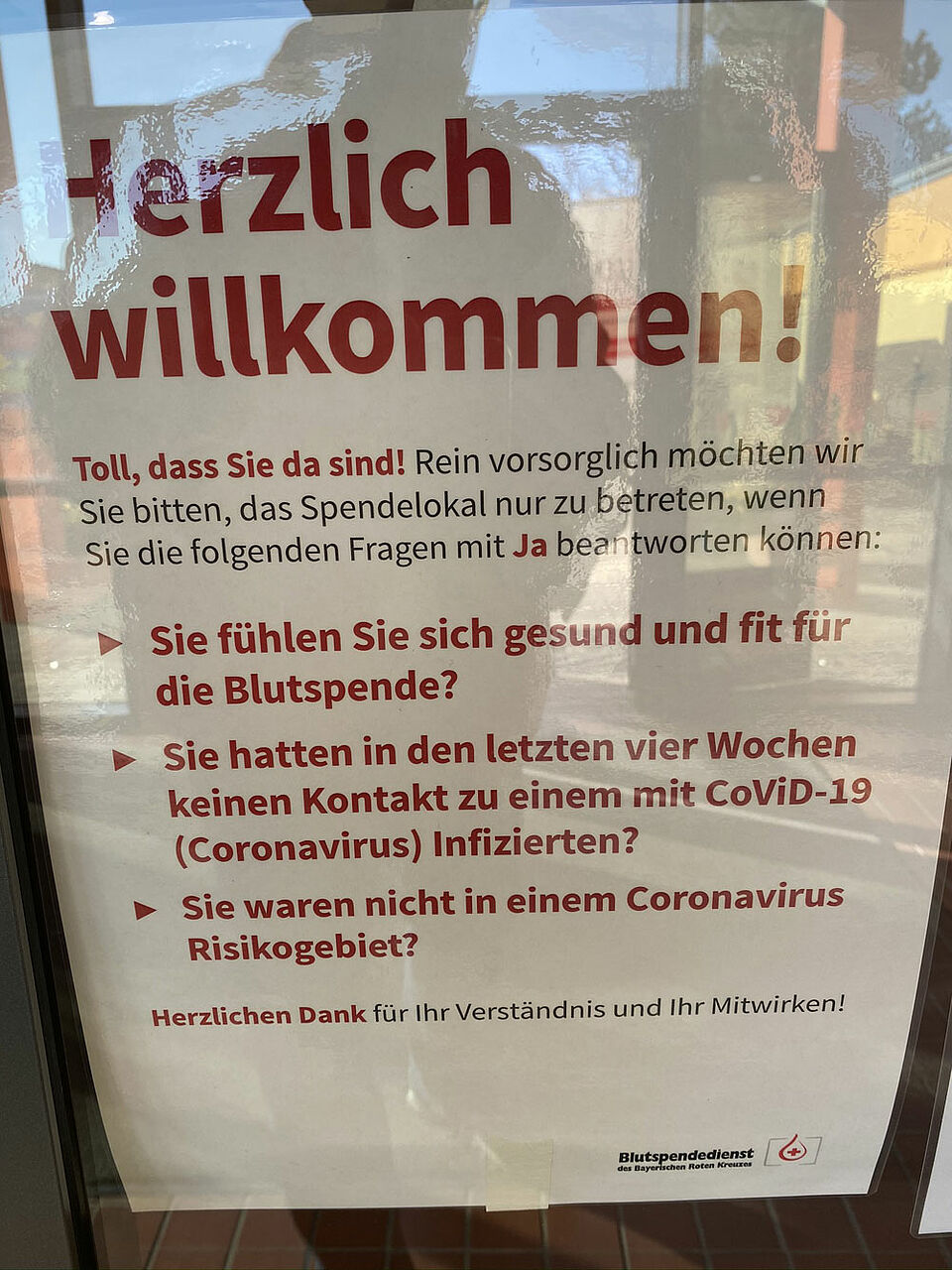 Ein Hinweisplakat macht Blutspender auf die besondere Situation rund um das Corona-Virus aufmerksam.  (Foto: Michael Will / BRK)