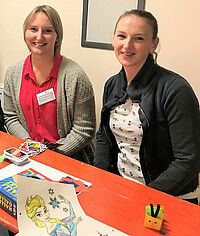 Bei den Blutspendeterminen des Roten Kreuzes gibt es seit kurzem ein neues Angebot: Während des Spendens werden Kinder von BRK-Mitarbeiterinnen des Teams „Soziale Arbeit“ betreut. Gemeinsam wird gespielt, gebastelt und gemalt. Die zehnjährige Tamara aus Rentweinsdorf hat dabei viel Spaß, gemeinsam mit (von rechts) Marina Pohley und Kathrina Schenk Karten zu spielen. Über den Service freuen sich auch Tamaras Papa Jens Mäutner und seine Lebensgefährtin Kerstin Dittmann. (Foto: Michael Will / BRK)