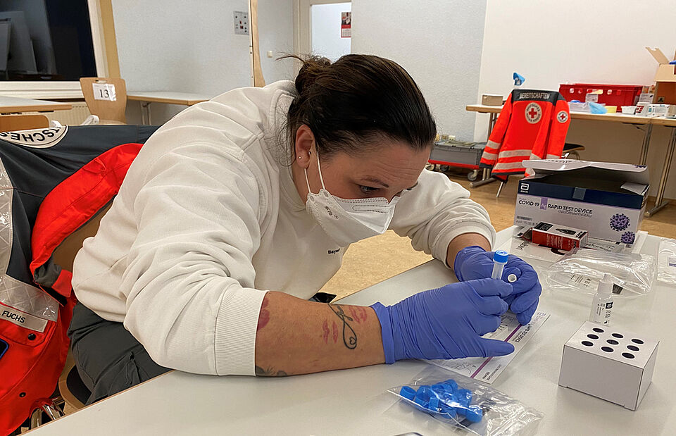 Konzentriert engagiert sich Yvonne Fuchs bei den Schnelltests und freut sich, Angehörige durch ihr ehrenamtliche Arbeit unterstützen zu können. (Foto: Michael Will / BRK)