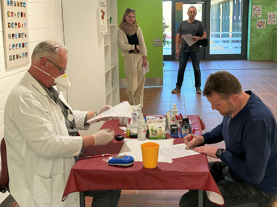 Vor dem Spenden steht eine Untersuchung an, ebenso musst ein Fragebogen zu Risikofaktoren ausgefüllt werden. (Foto: Michael Will / BRK)