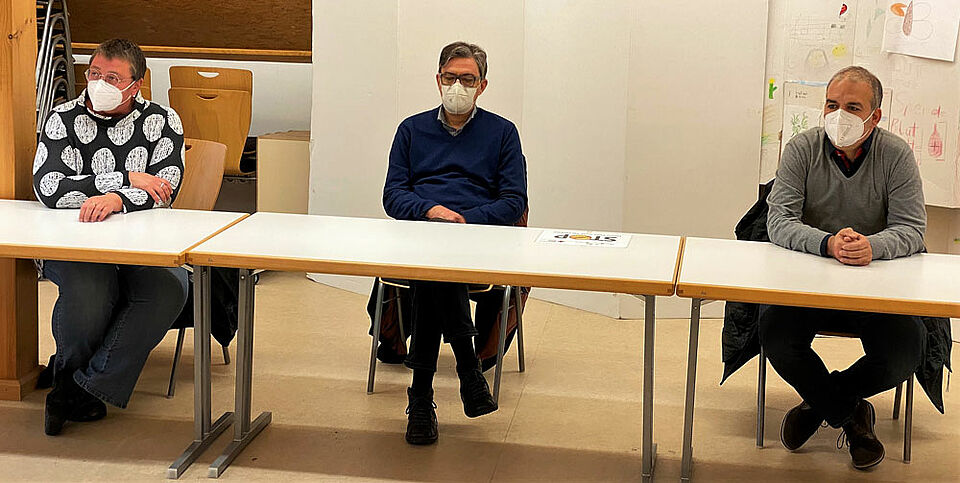 Zu dem Pressetermin waren auch Vertreter der Ärzteschaft gekommen. Der Ärzteverein Haßberge hat in den letzten Wochen mit wertvoller fachlicher Expertise in allen medizinischen Fragen unterstützt. Von links: Dr. Christina Bendig, Dr. Martin Luckhardt und Dr. Arman Behdjati-Lindner (alle Ärzteverein Haßberge).