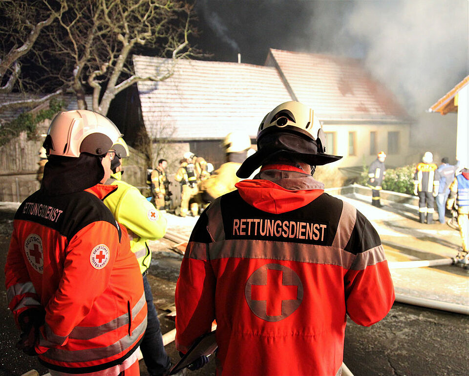 Zur Absicherung der Einsatzkräfte war der Rettungsdienst mit drei Rettungswagen und einem Notarzt vor Ort. (Foto: Michael Will / BRK)