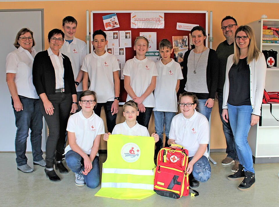 Acht Mädchen und Jungen sind an der Jacob-Curio-Realschule Hofheim in ihren Dienst als Schulsanitäter eingeführt worden. (Foto: Frank Ziegler / Realschule Hofheim)