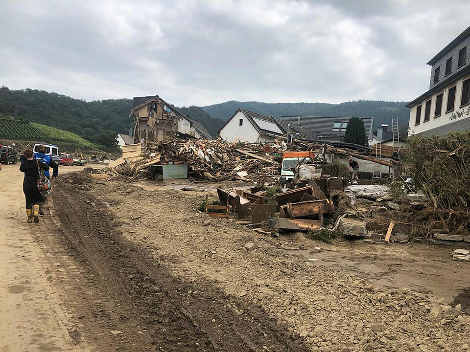 Vor den Wohnhäusern und entlang einstiger Straßen türmen sich meterhoch Berge von Müll und Unrat. (Foto: Bayerisches Rotes Kreuz)
