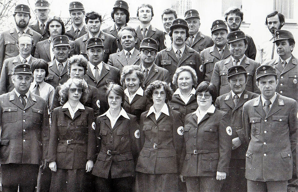 Im Jahr 1979 feierte die Bereitschaft ihr zehnjähriges Bestehen. Das Foto zeigt die damals aktive Truppe mit 1. Zugführer Dieter Schwierzke (vorne rechts). (Foto: Heinz Finzel)