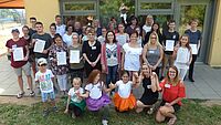 Freuen sich über gemeinsame Erfolge im Sprachförderprojekt für Kinder mit Migrationshintergrund und Fluchtgeschichte: Die jungen Sprachbegleiter zusammen mit Vertreterinnen und Vertretern des BRK-Kreisverbandes Haßberge.  Foto: Gisela Schott