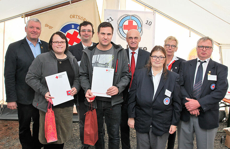 Für langjährige Mitgliedschaft in der Wasserwacht-Ortsgruppe Ebern wurden engagierte Frauen und Männer geehrt. (Foto: Michael Will / BRK)