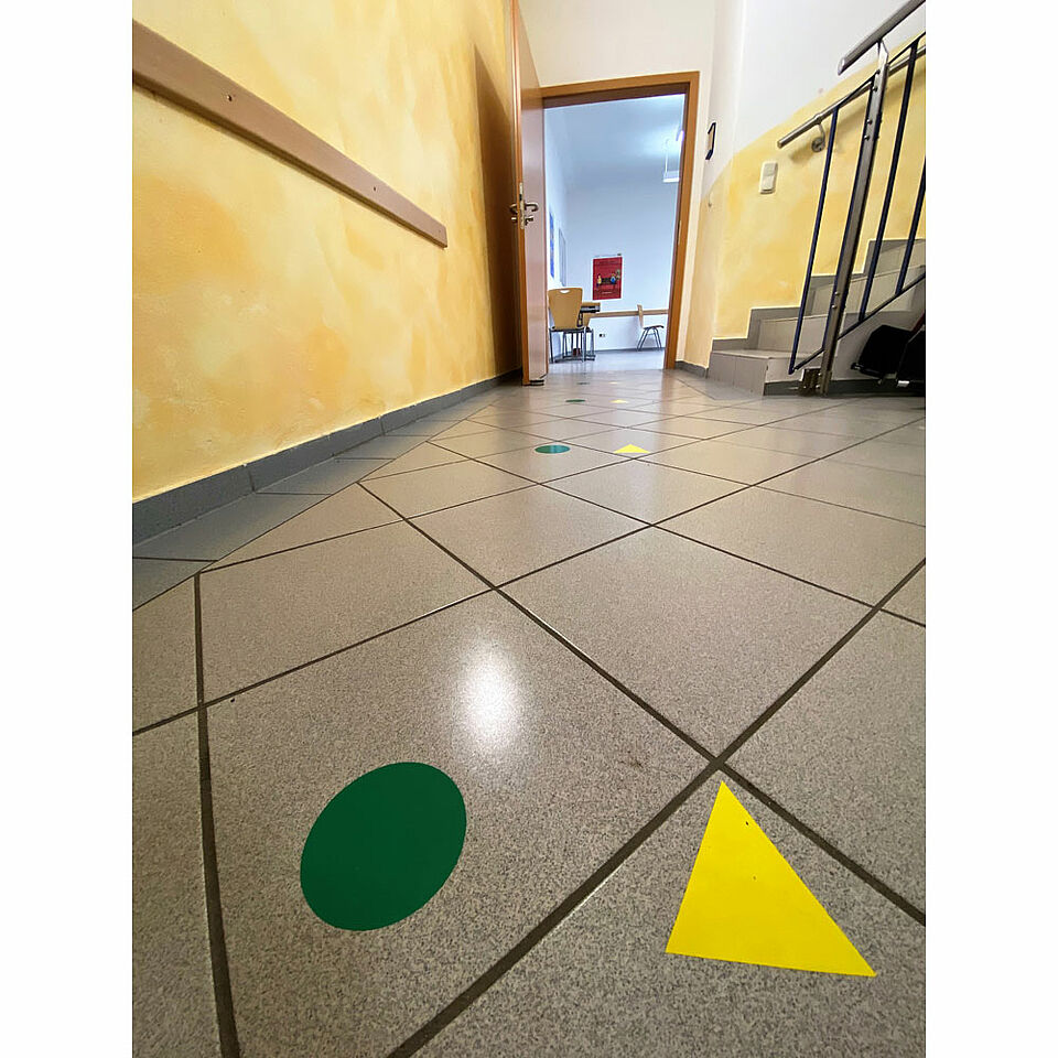 Farbliche Markierungen dienen als Wegweiser im Impfzentrum.