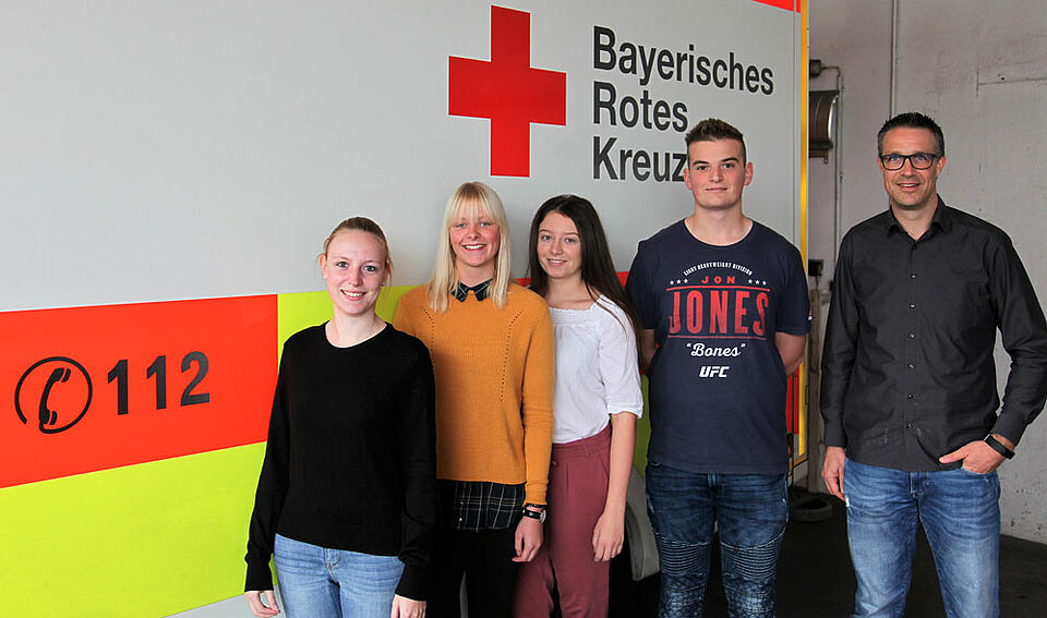 Auf dem Foto von links: Rebecca Heyer, Julia Then, Lea Spannheimer, Yannik Scheller und Rettungsdienstleiter Christoph Grimmer. (Foto: Michael Will / BRK)