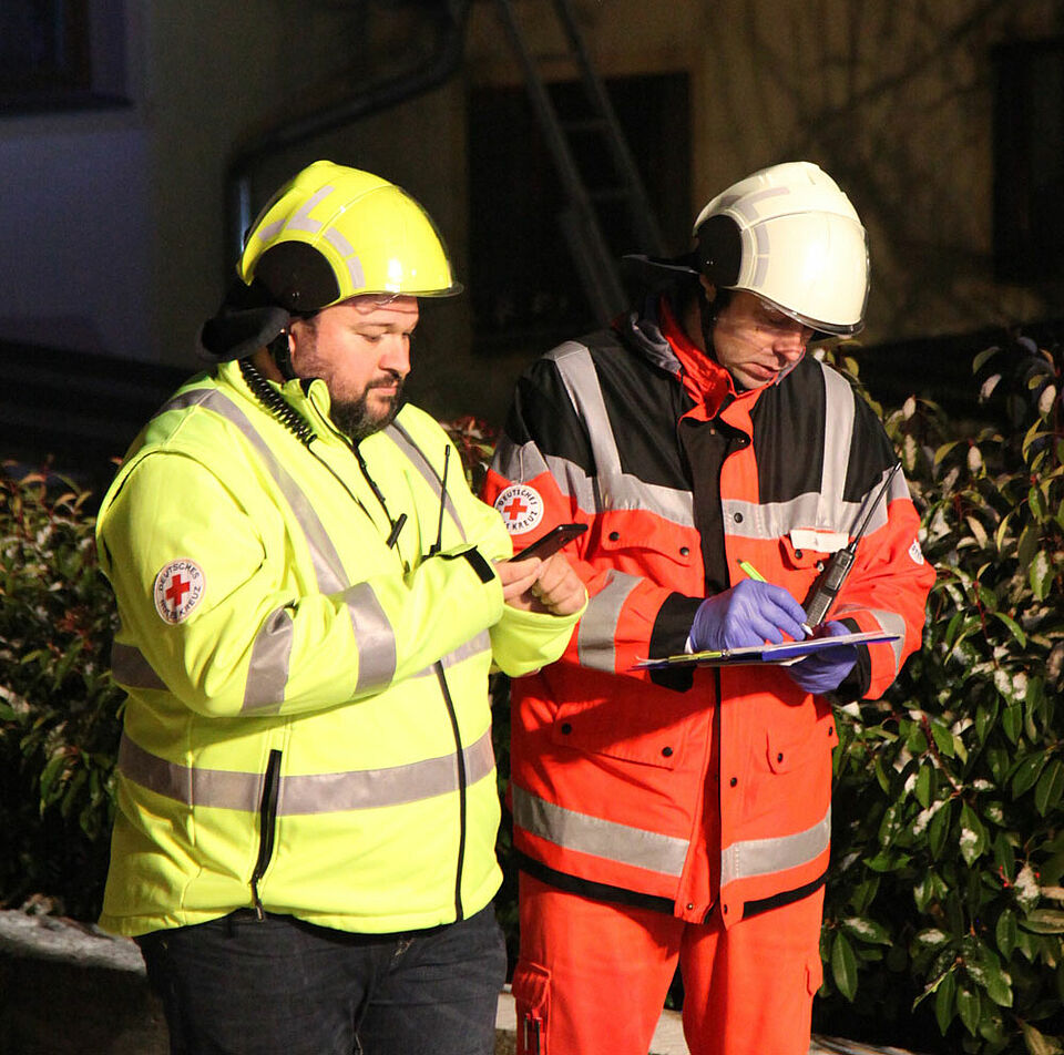 Ingo Stöhlein (links), Einsatzleiter Rettungsdienst, koordinierte die Einheiten des Rettungsdienstes und der BRK-Schnelleinsatzgruppen. (Foto: Michael Will / BRK)