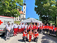 Am Fuße der Wallfahrtskirche Maria Limbach nahmen die Rotkreuzler aus den Haßbergen das „Licht der Hoffnung“ in Empfang und reichten die Fackel schließlich an ihre Kollegen aus dem Kreisverband Bamberg weiter. (Foto: Michael Will / BRK)
