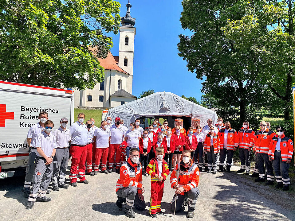 Am Fuße der Wallfahrtskirche Maria Limbach nahmen die Rotkreuzler aus den Haßbergen das „Licht der Hoffnung“ in Empfang und reichten die Fackel schließlich an ihre Kollegen aus dem Kreisverband Bamberg weiter. (Foto: Michael Will / BRK)