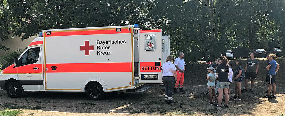 Mädchen und Jungen aus der Gemeinde Untermerzbach konnten bei einem von den BRK-Bereitschaften Memmelsdorf und Untermerzbach gestalteten Nachmittag einen Rettungswagen des Roten Kreuzes von der BRK-Rettungswache Ebern in Augenschein nehmen und bekamen allerhand interessante Informationen. (Foto: Michael Will)