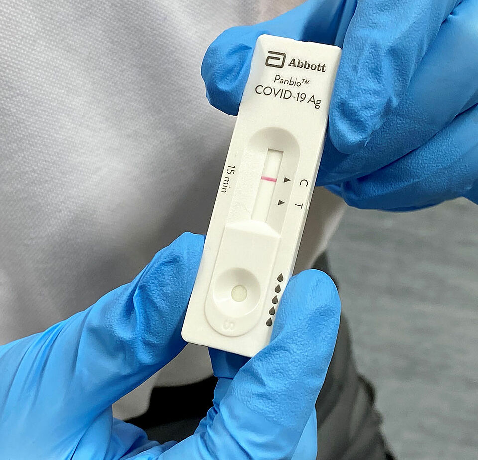 Nach einem Nasenabstrich und einer bis zu 30-minütigen Wartezeit wird auf den Antigen-Schnelltest-Trägern das Ergebnis mithilfe unterschiedlicher Linien angezeigt. Dieses Ergebnis zeigt: Es liegt aktuell keine Infektion mit COVID-19 vor. (Foto: Michael Will / BRK)